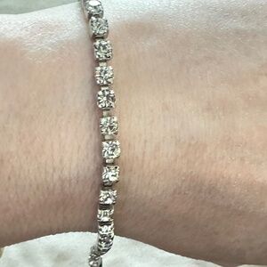 Tennis bracelet w/Clear Round prong set rhinestones & 1 large on clasp